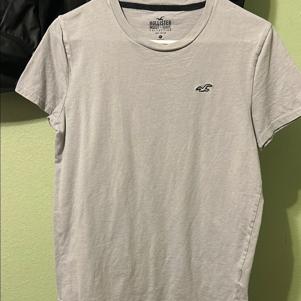 Hollister Men's Gray T-Shirt